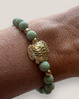 Pulsera con gran tortuga dorada y esponja coral verde claro