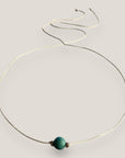 Collar minimal con bola 8mm de lava verde oscuro y separadores gunmetal con cristalitos blancos
