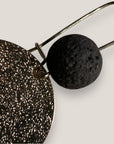 Pendientes Fuerte Beads gancho, medalla martilleada con bola de lava negra