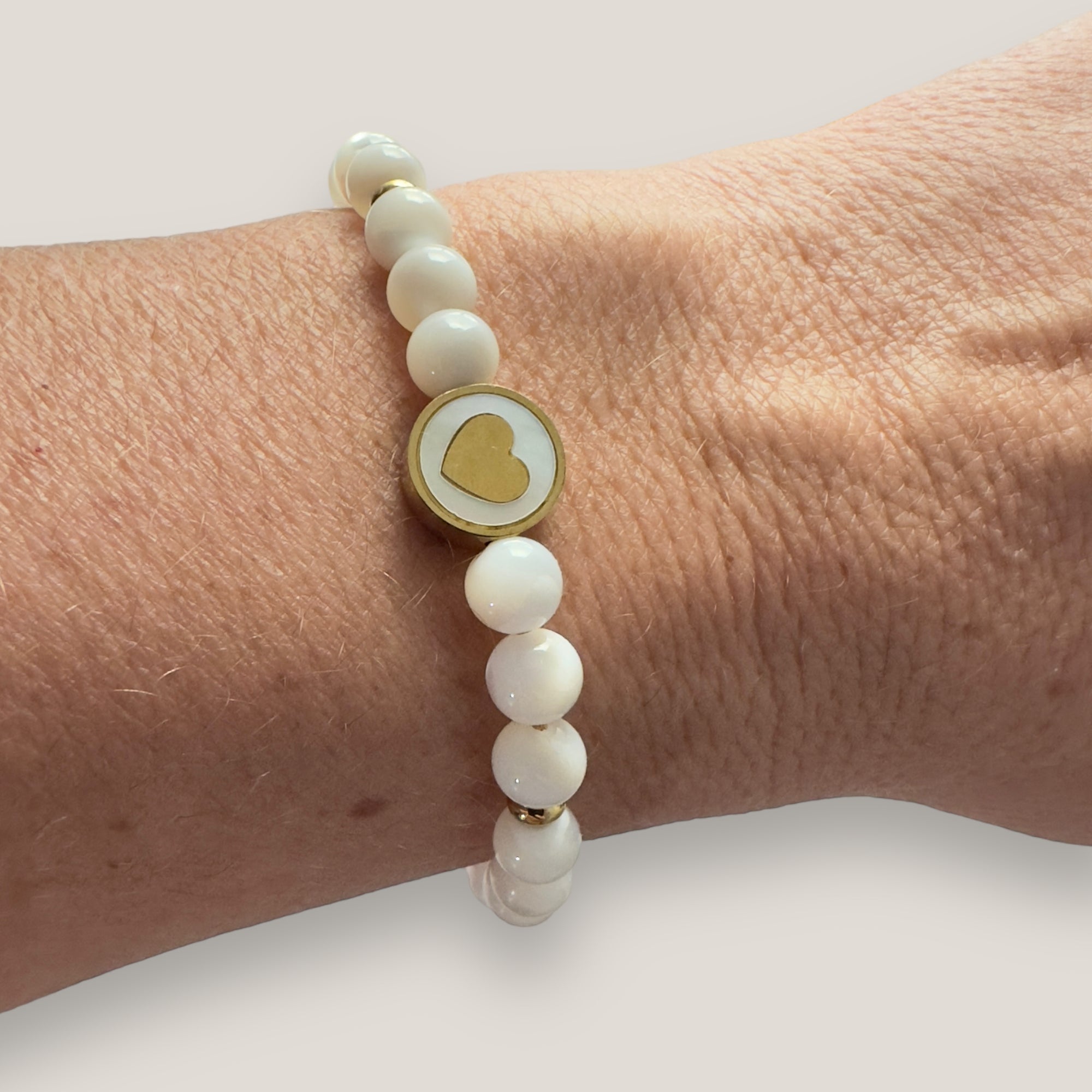 Pulsera corazón nácar en cuenta de acero oro con cuentas de nácar blanco y separadores acero oro