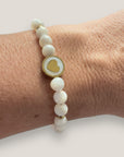 Pulsera corazón nácar en cuenta de acero oro con cuentas de nácar blanco y separadores acero oro