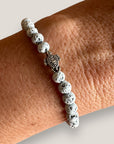 Pulsera con tortuguita plateada y lava blanca