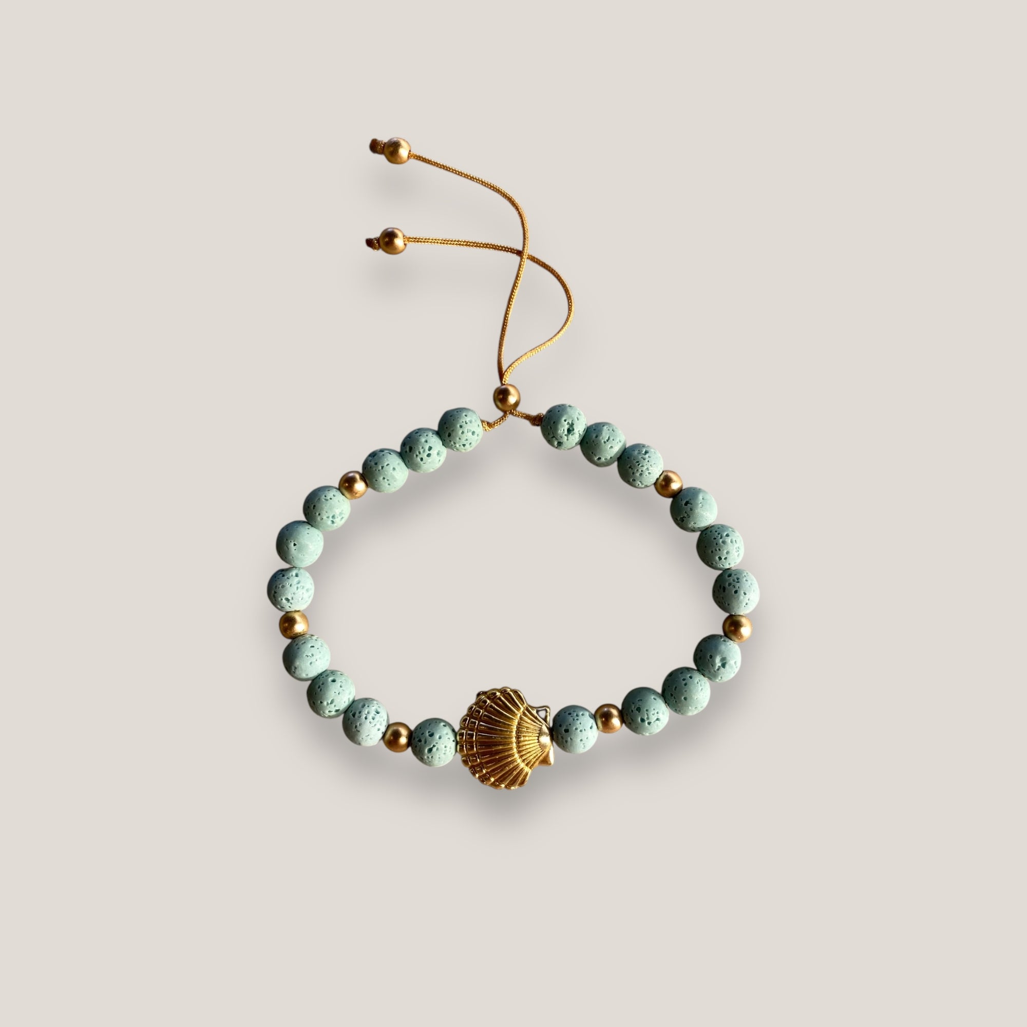 Pulsera con gran concha dorada y esponja coral verde turquesa