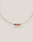 Collar minimal con tubo de esponja rosa y separadores oro con cristales rosas