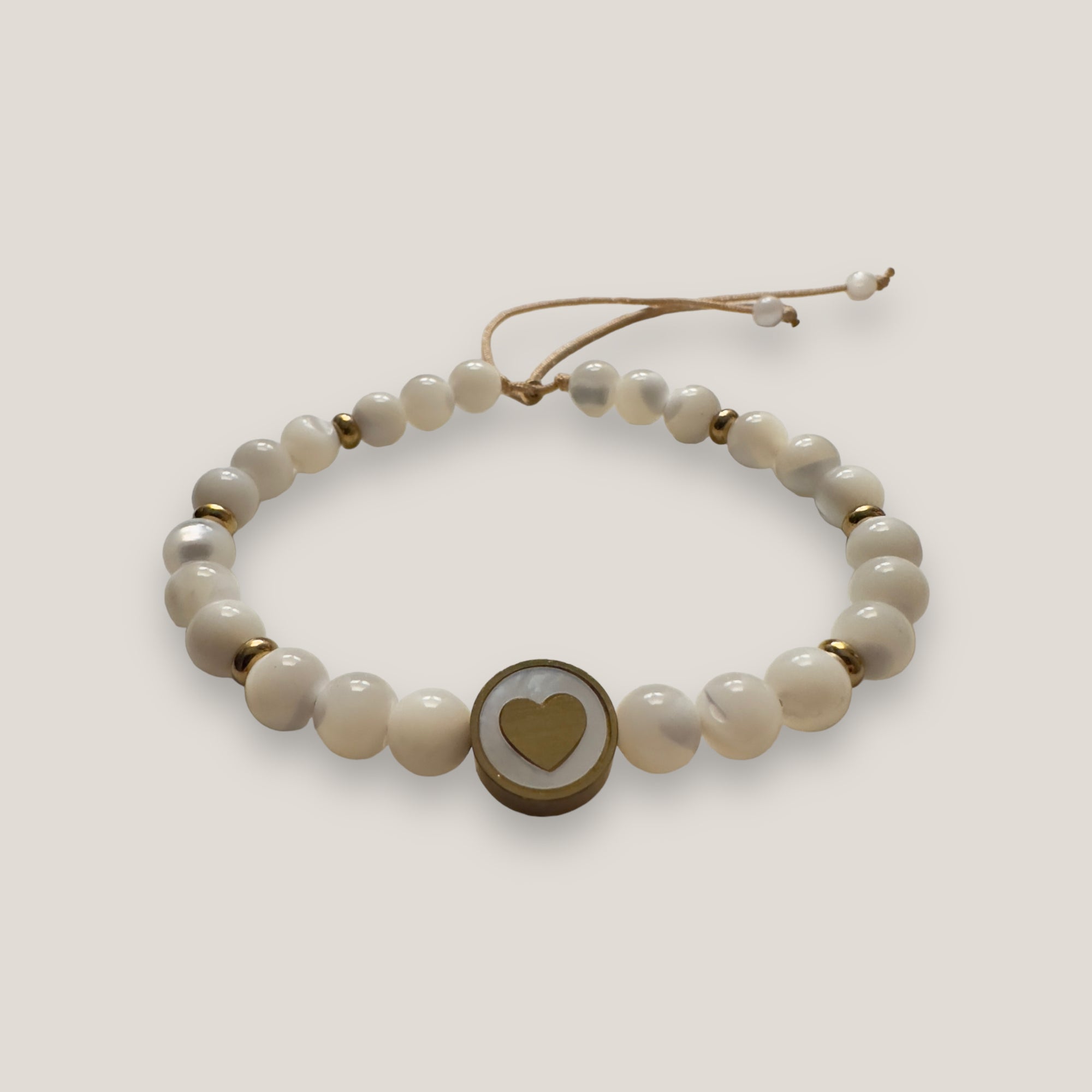 Pulsera corazón nácar en cuenta de acero oro con cuentas de nácar blanco y separadores acero oro