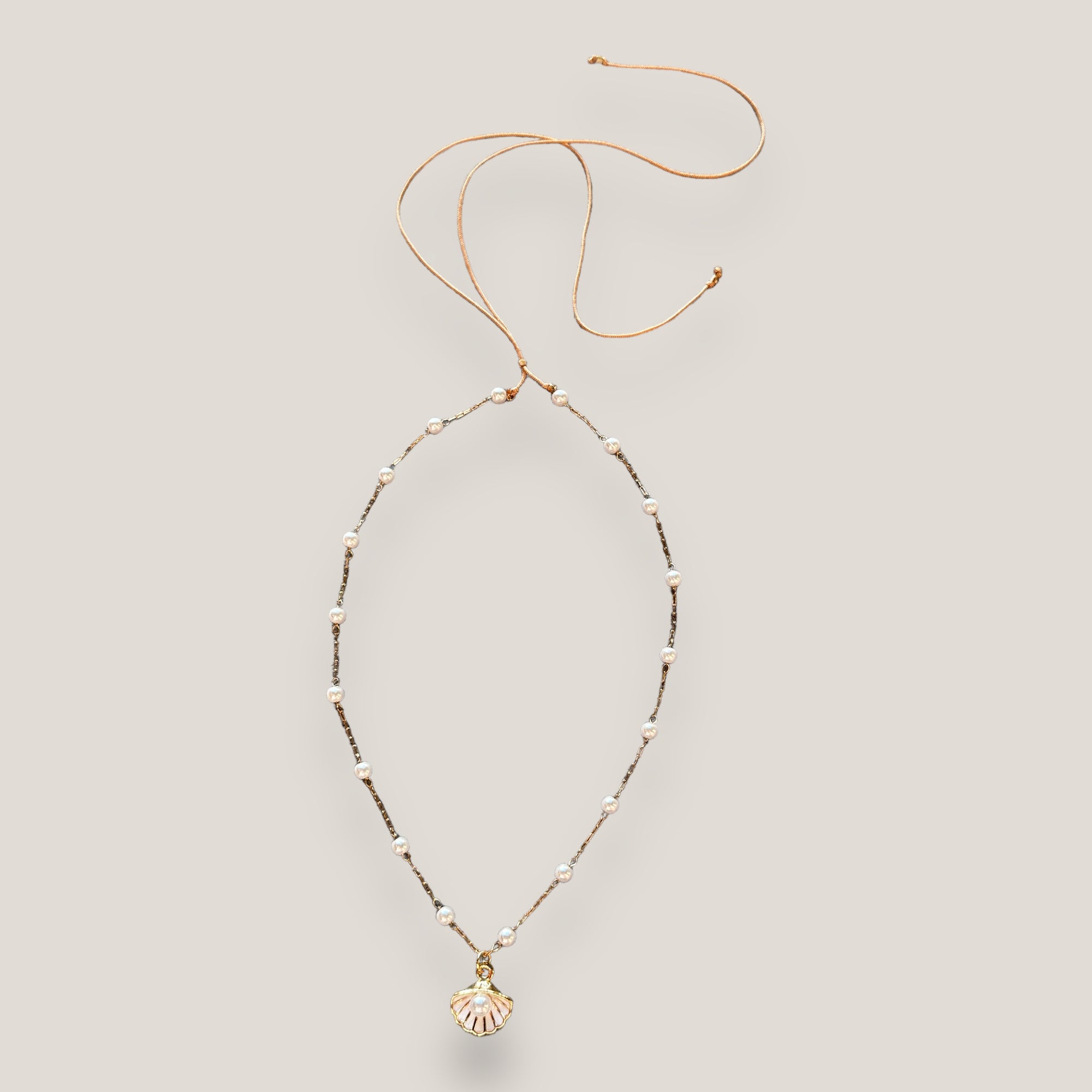 Collar con concha en blanco y perla con cadena fina acero oro con perlitas 4mm de cristal nacarado