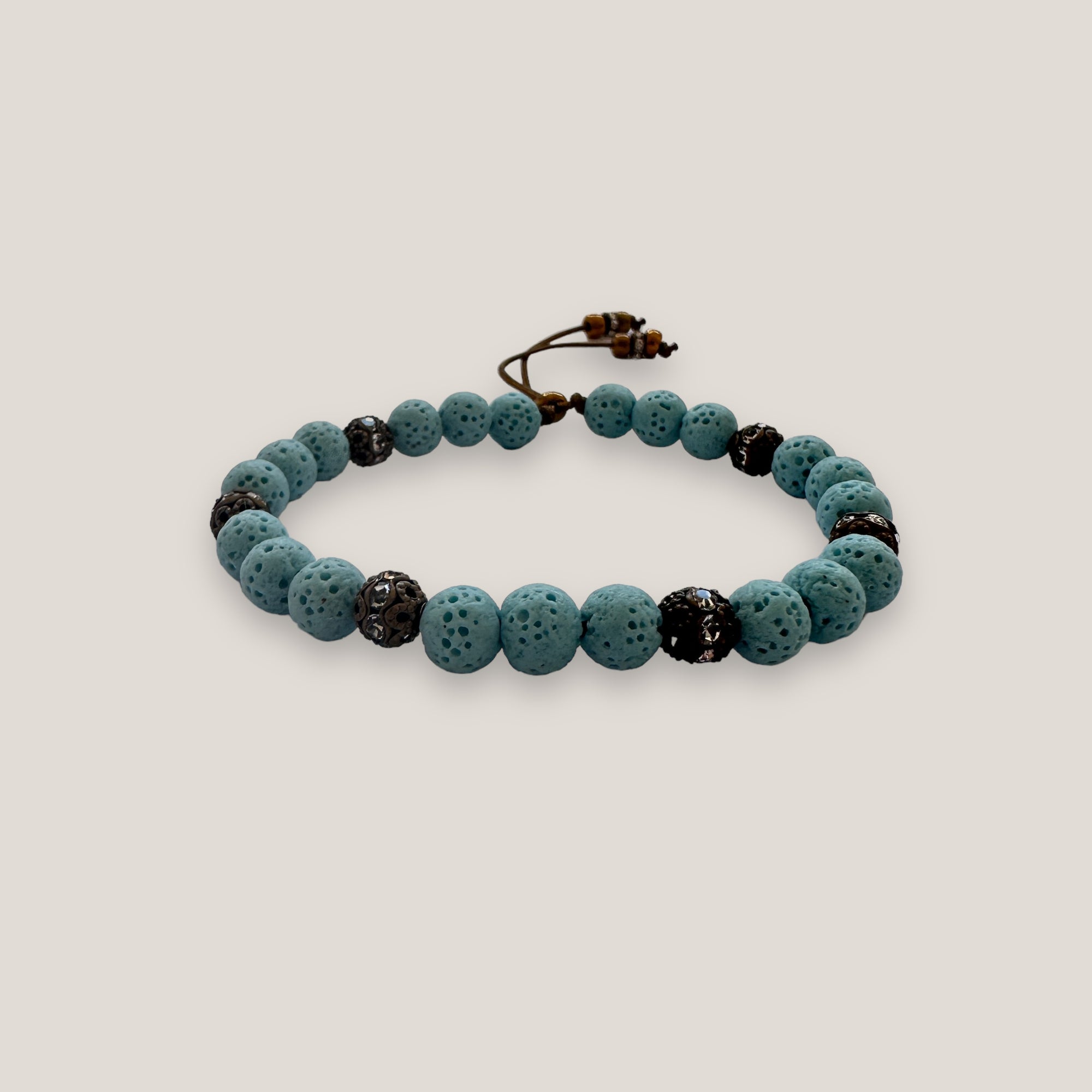 Pulsera Dafne con esponja coral azul cielo y filigrana cobre con cristalitos
