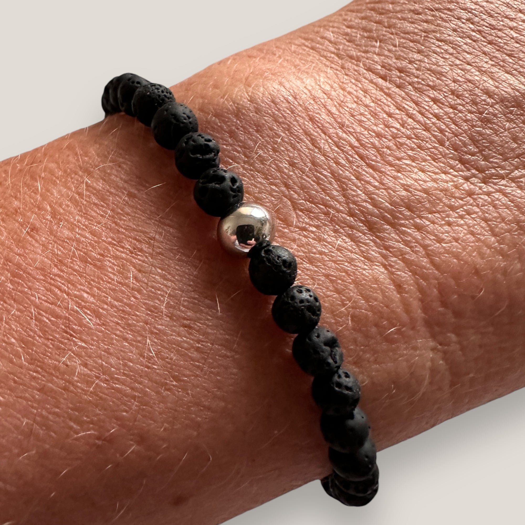 Armband mit Stahlkugel und schwarzer Lava