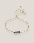 Pulsera minimal con tubo de esponja coral azul claro y separadores dorados con cristalitos azules claro