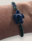 Pulsera con tortuga de cerámica azul marino con cuentas de cristal azul japeado