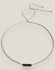 Collar minimal con tubo de esponja coral marrón chocolate y separadores bronce con cristales blancos