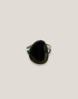 Ovaler Ring aus silberfarbenem Stahl mit schwarzem Achat.