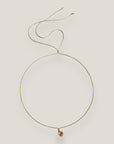 Collar minimal con medallita de cristal facetado champán