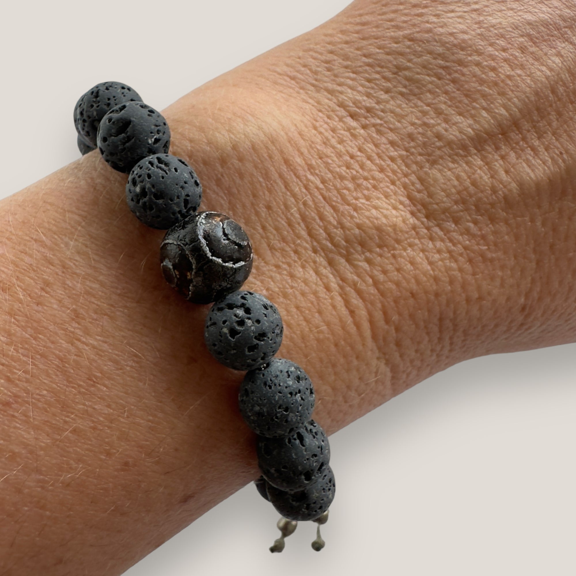 Pulsera con ojo de la suerte aborigen y lava gris oscuro