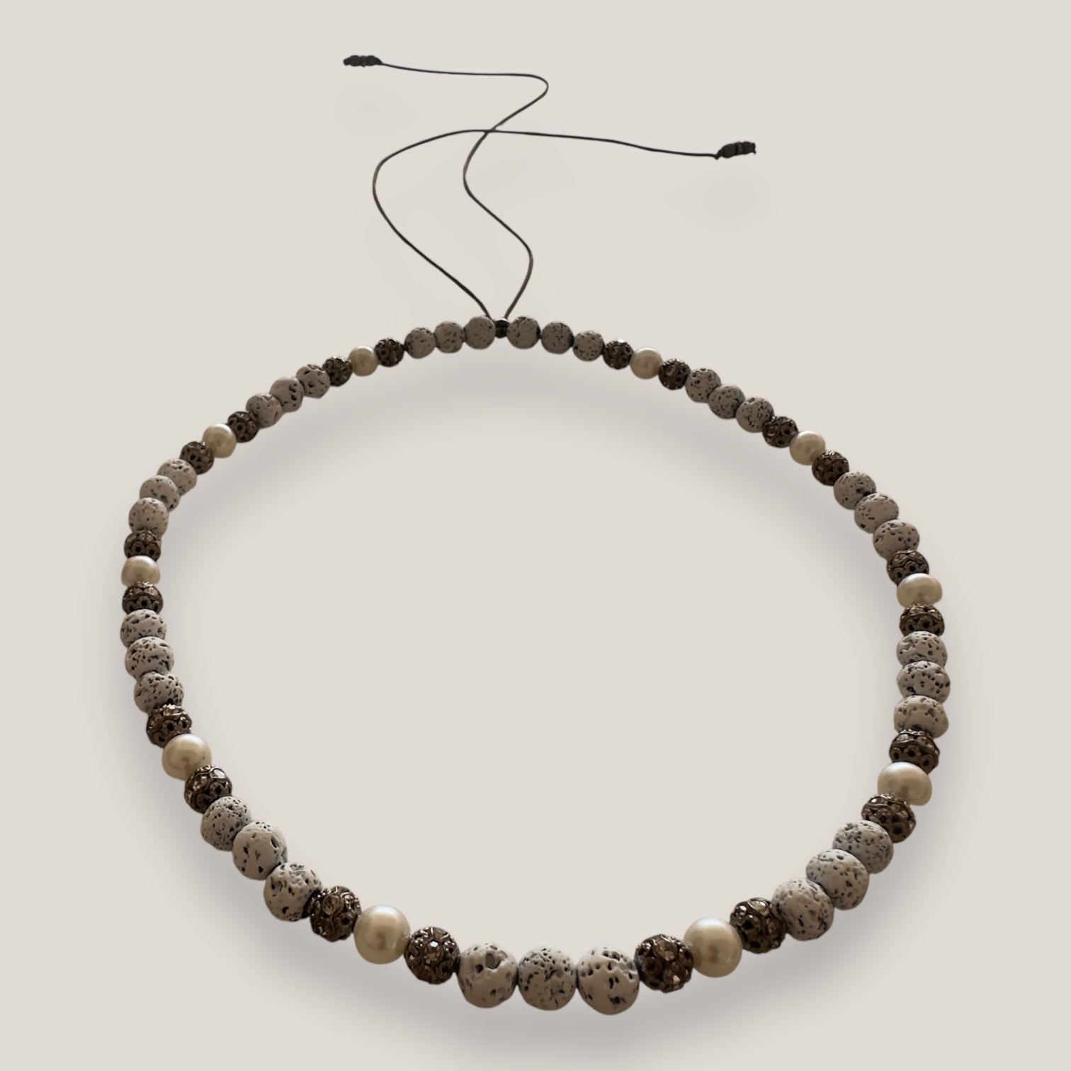 Collar Dafne perlas, lava blanca y filigranas gunmetal con cristalitos