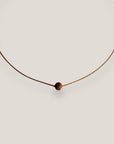 Collar minimal con bola esponja coral marrón chocolate