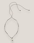 Collar Divino negro con perla natural blanca, cristales facetados negros y perlitas blancas naturales, engarces en oro rosa