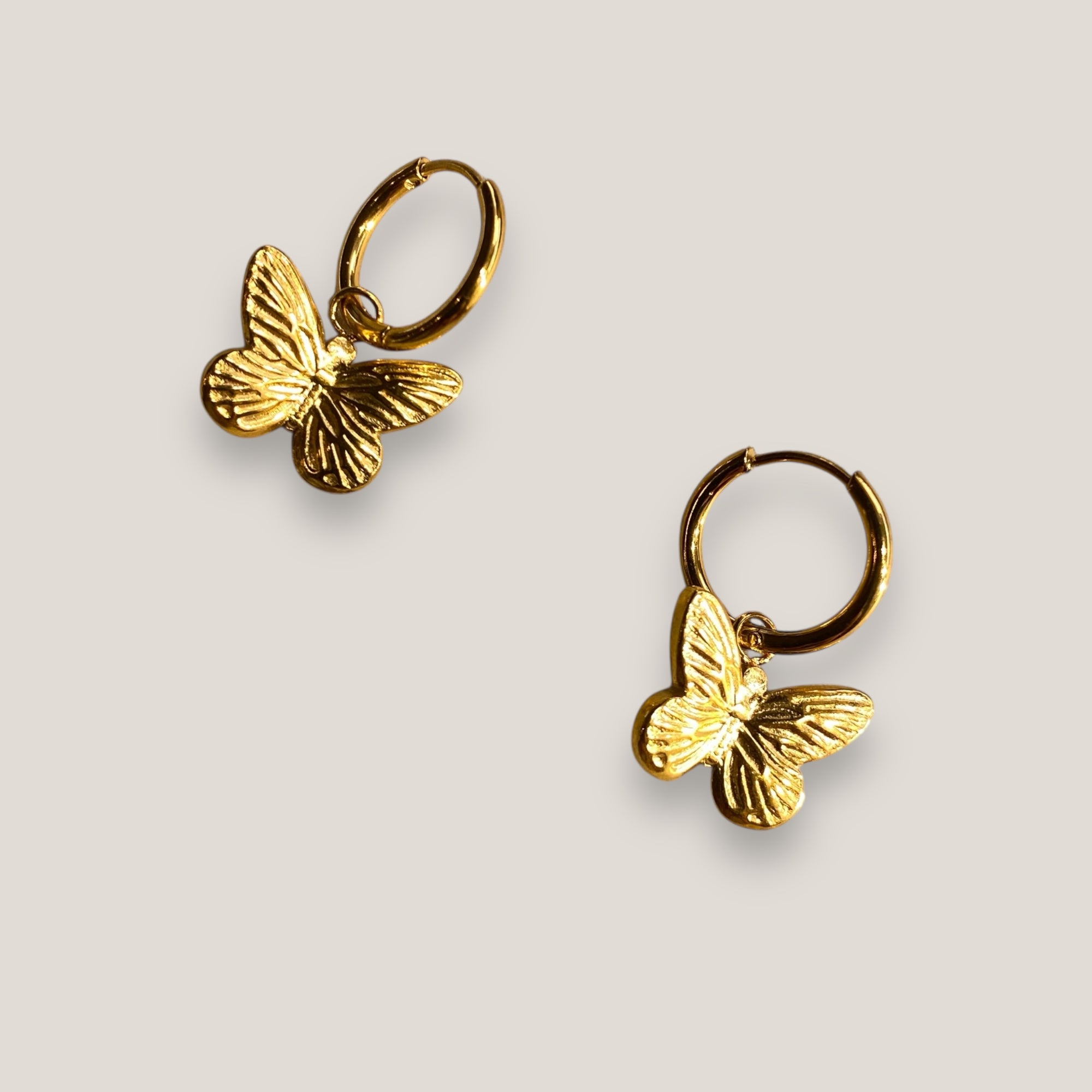 Pendientes aro clic con colgante mariposa acero oro