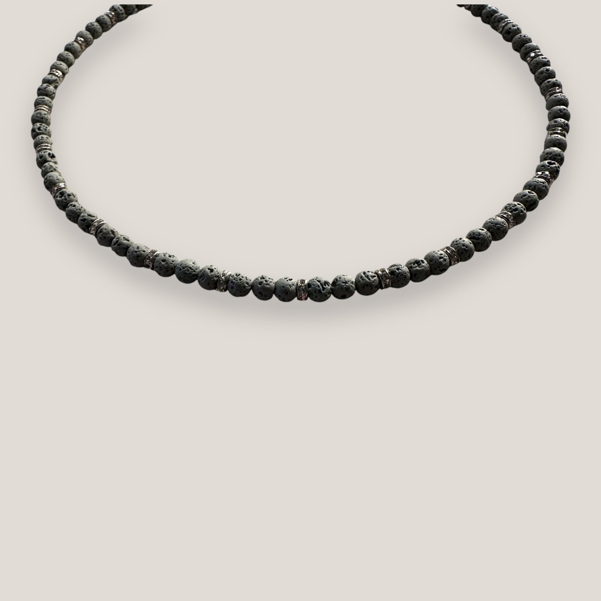 Collar mini base 4mm lava gris claro, rondeles plateados con cristalitos blancos