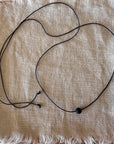 Collar minimal con bola de lava negra
