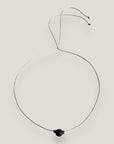 Collar minimal con bola 8mm de lava añil y separadores gunmetal con cristalitos blancos