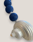 Collar gran caracola turbante nácar blanco esponja coral azul oscuro