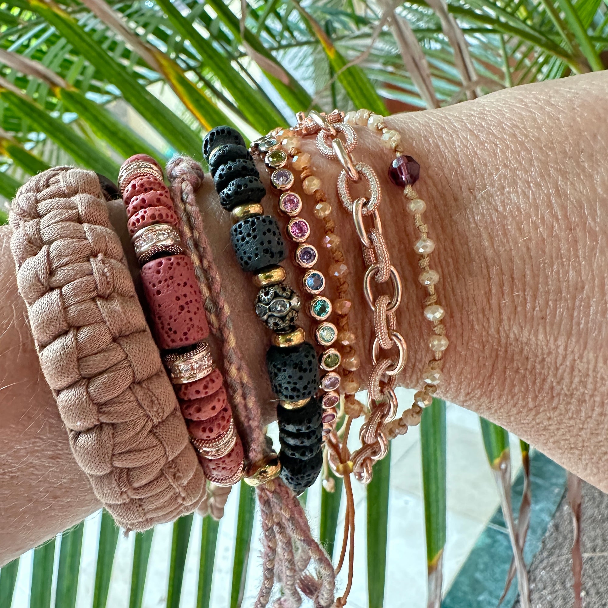 Pulsera Fuerte Beads Dafne, discos, tambores de lava negra, cuentas filigrana bronce con circonitas y separadores aro de acero oro