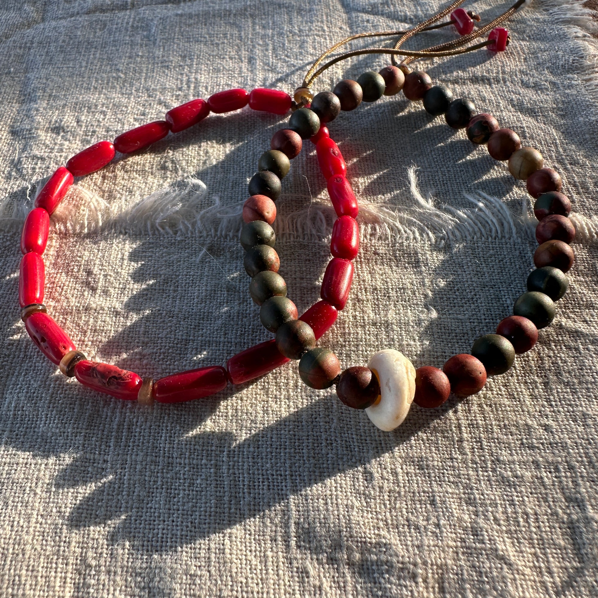 Dúo de pulsera coral rojo y pulsera piedras con concha