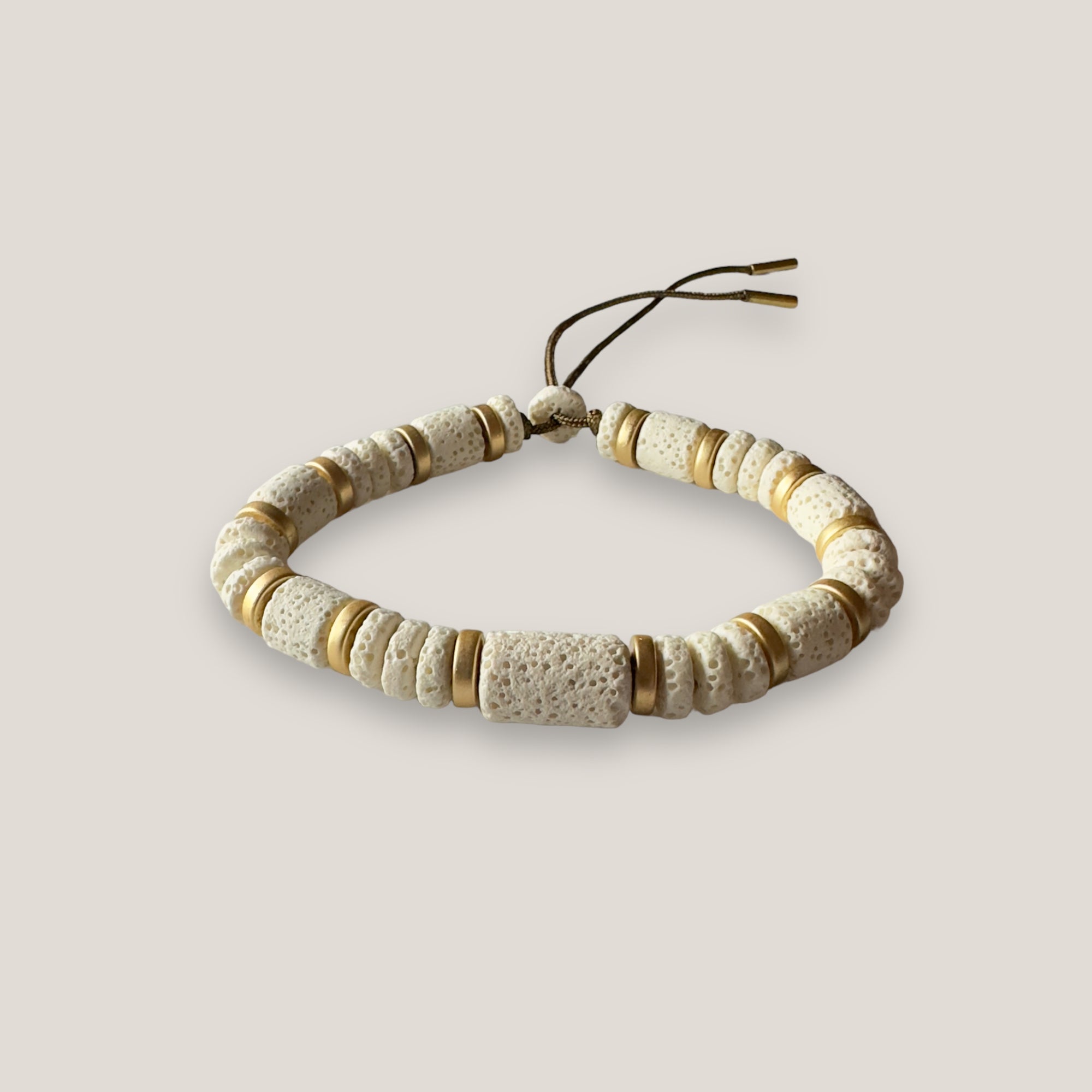 Pulsera Fuerte Beads tambor con discos y tambores esponja coral blanco y rondeles dorados