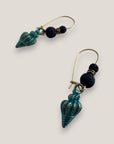 Pendientes gancho acero oro caracolas doradas esmalte turquesa lava azul oscuro separadores dorados cristalitos azul claro