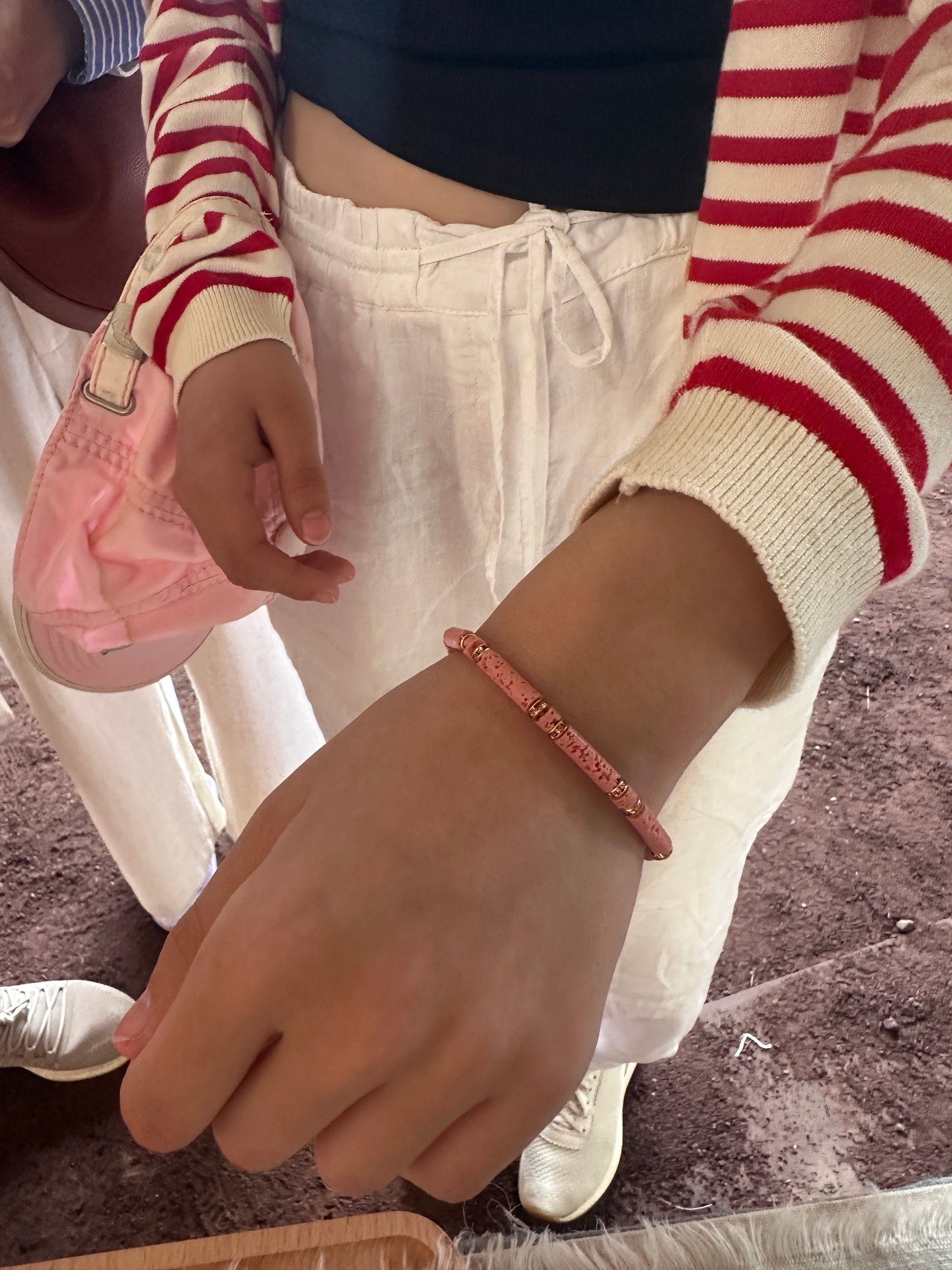 Pulsera con tubos y discos de esponja coral rosa y brillis oro con cristales rosas