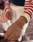 Pulsera con tubos y discos de esponja coral rosa y brillis oro con cristales rosas