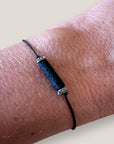 Pulsera minimal con tubo de lava negra y cuentas gunmetal con brillis blancos