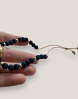 Pulsera con gran tortuga dorada y lava azul añil