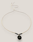 Collar midi con medalla dorada esmaltada en negro con estrella dorada con circonita y cristales facetado en negro