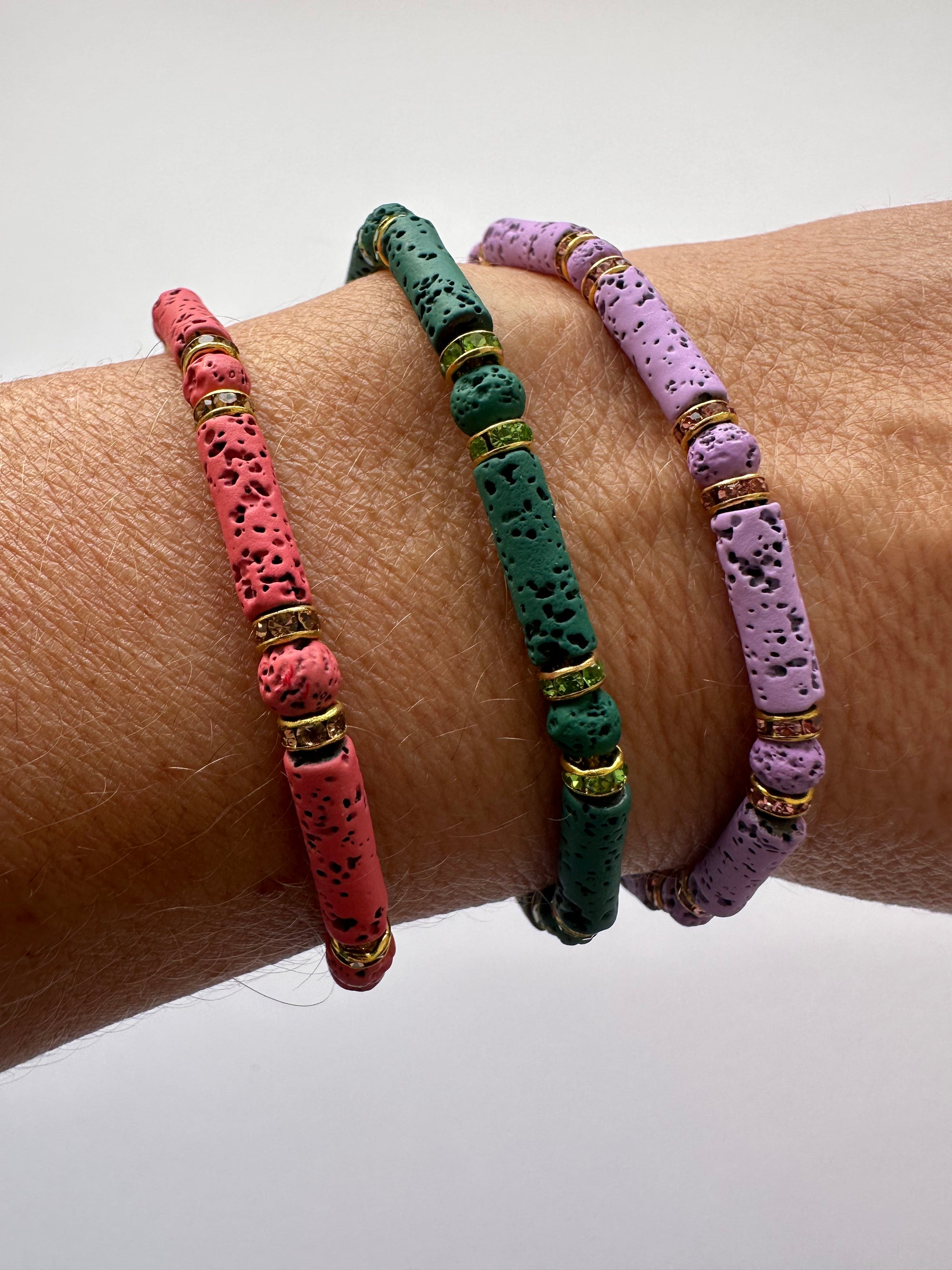 Pulsera con tubos y cuentas de lava verde oscuro y brillis oro con cristalitos color olivina