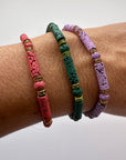 Pulsera con tubos y cuentas de lava verde oscuro y brillis oro con cristalitos color olivina