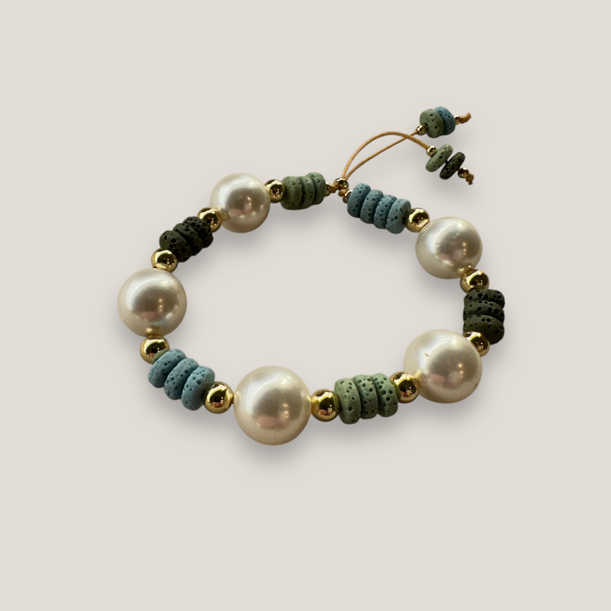 Pulsera Fuerte Beads con perlas de cristal nacarado, discos esponja coral verde caqui, verde claro, azul cielo y acero oro