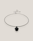 Collar minimal con tortuga Howlita negra lava negra