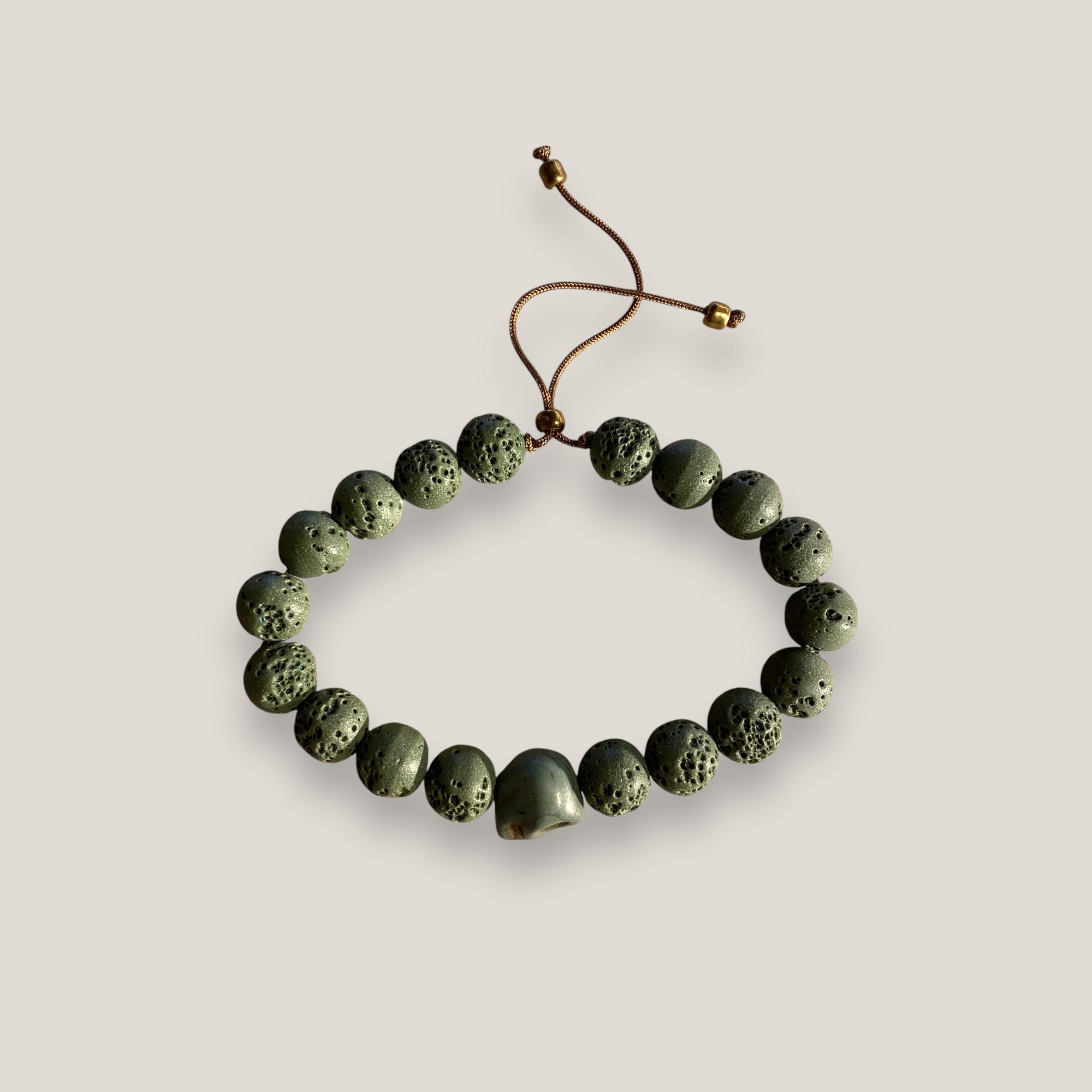 Pulsera con gran calavera de howila y esponja coral verde caqui