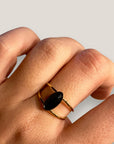 Länglicher, ovaler goldener Ring mit schwarzem Achat und Stahlgold.