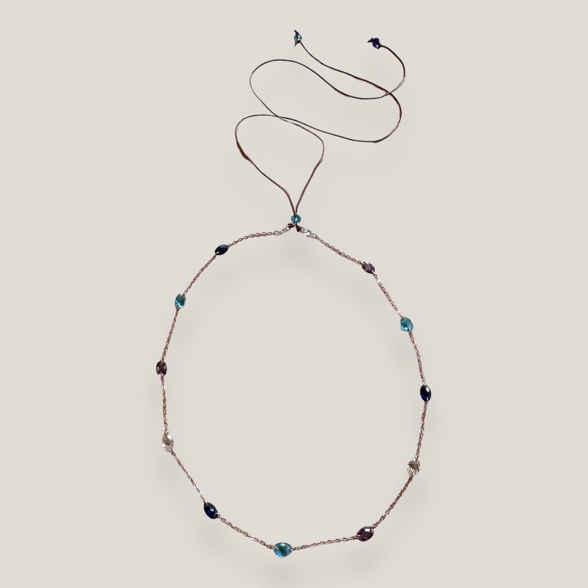 Collar Maravillas con cristales oval facetados en cadena: azul marino, turquesa, blanco y malva engarzados en oro