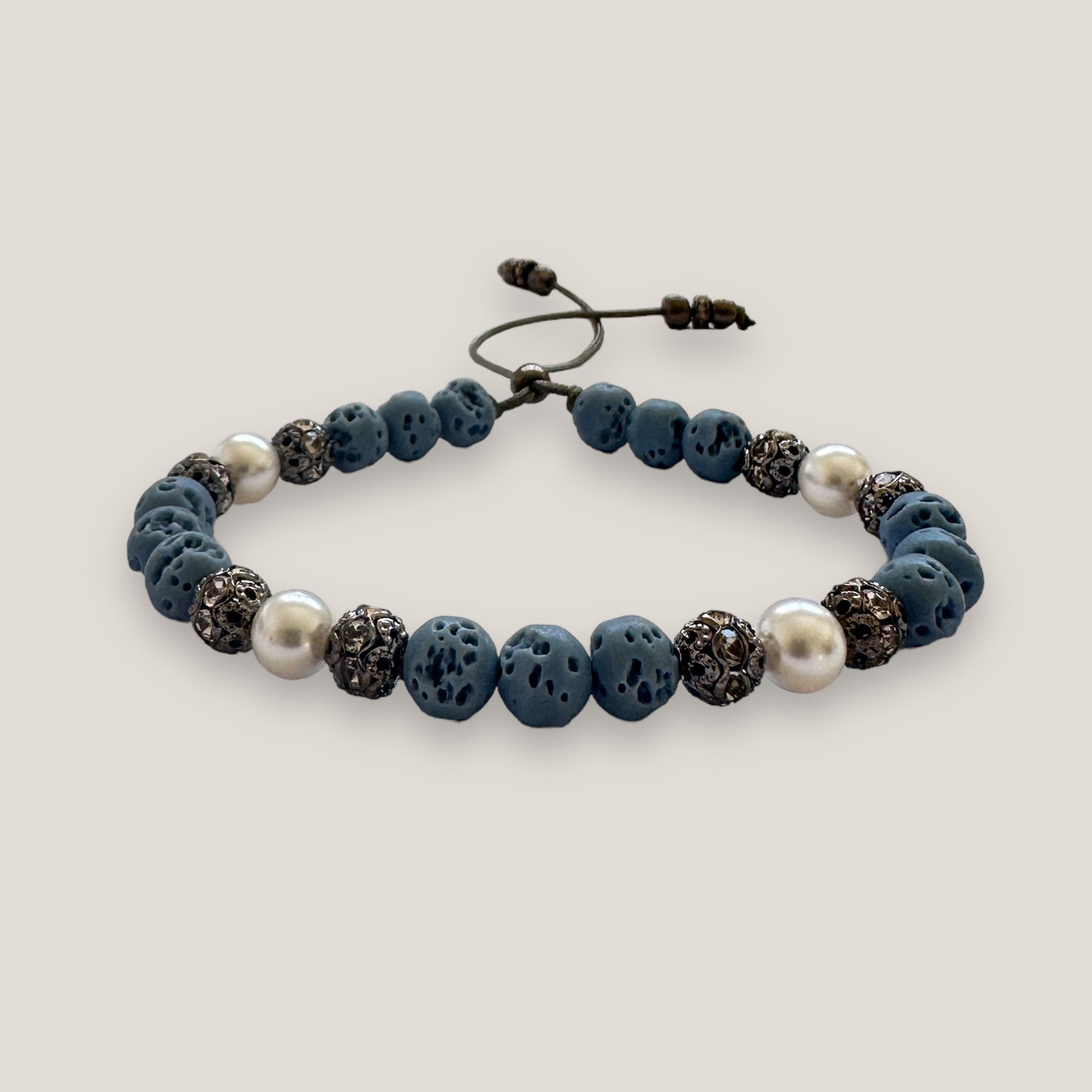 Pulsera Dafne perlas con esponja coral azul claro y filigrana gunmetal con cristalitos