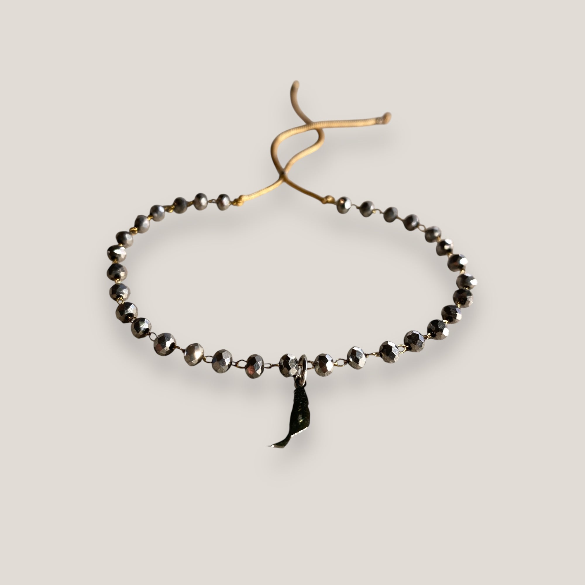 Pulsera con cristales facetados gris electrochapado engarzados isla fuerteventura