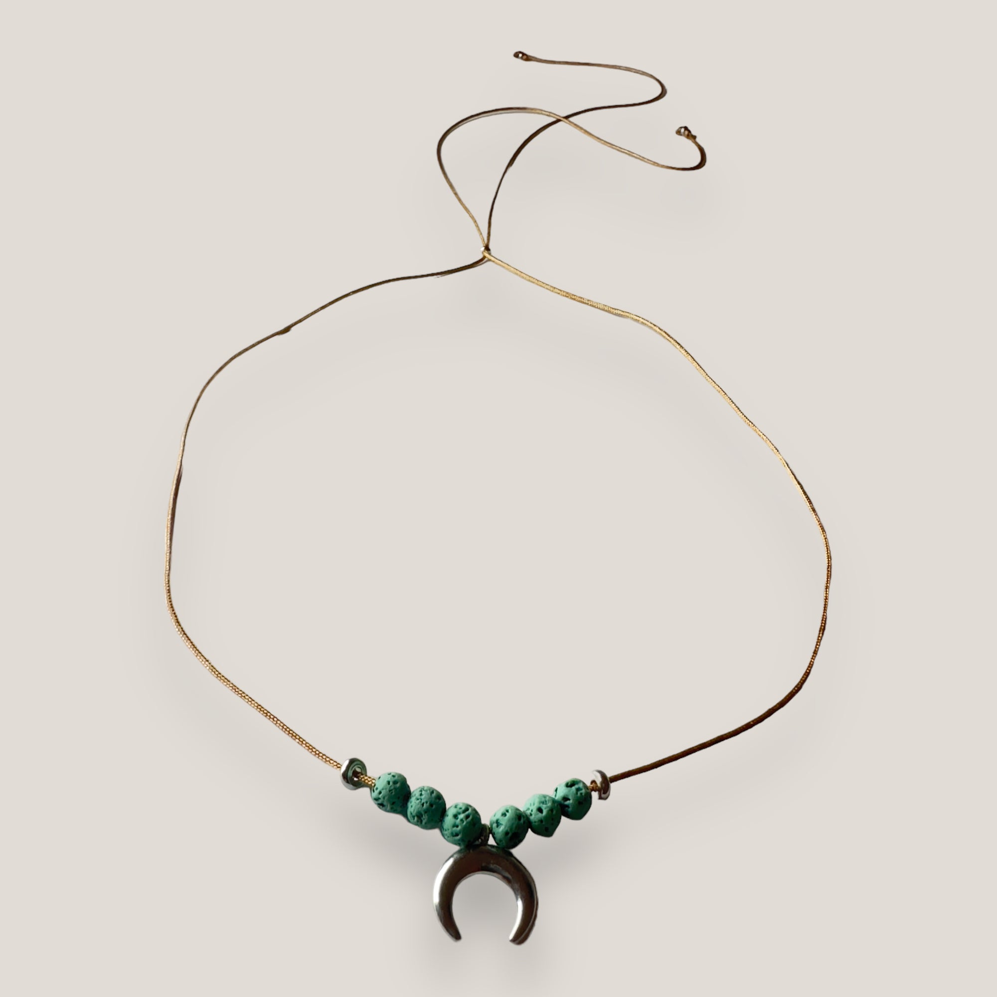 Collar midi con luna mini de acero y lava verde seco