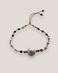 Conjunto Divino negro con perla natural blanca, cristales facetados negros y perlitas blancas naturales, engarces en oro rosa