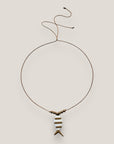 Collar midi pez esmaltado blanco con rayas marrón claro y cuentas de lava marrones claro