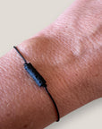 Pulsera minimal con tubo de lava negra
