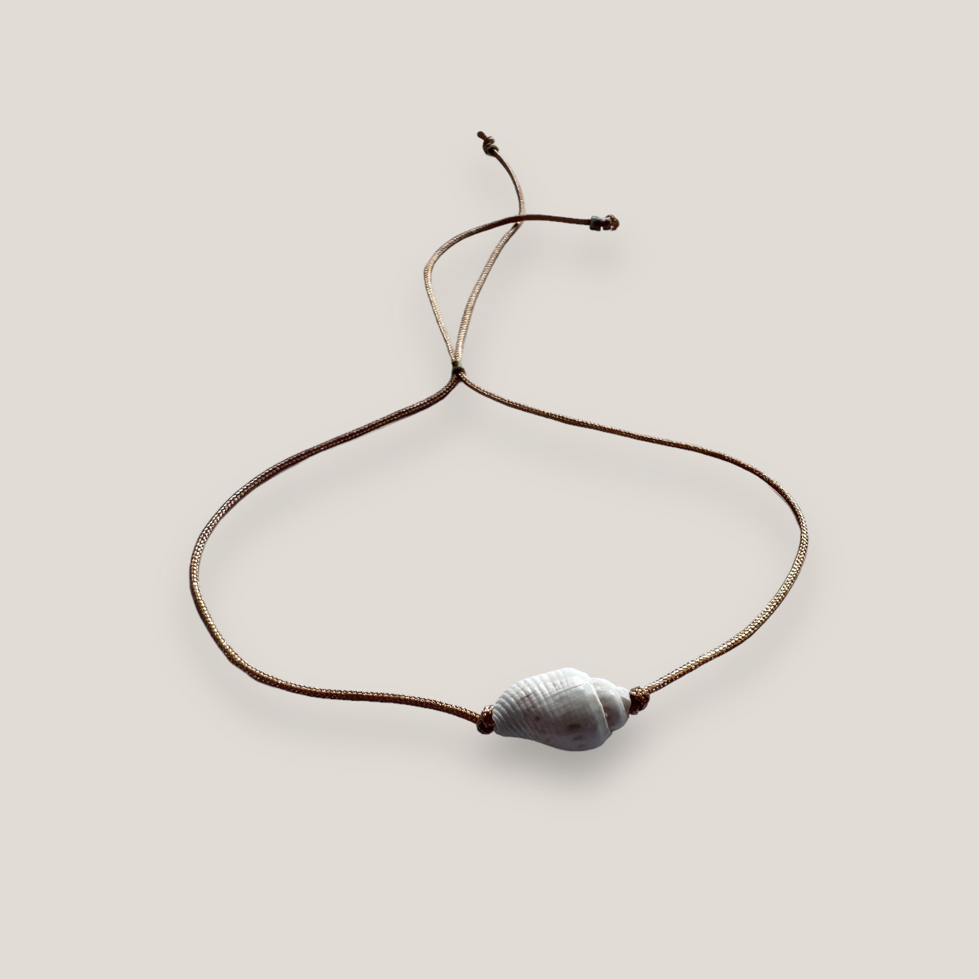 Pulsera minimal con caracola natural blanca