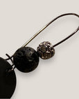 Pendientes Dafne gancho gunmetal con medalla negra mate, lava negra y filigrana con cristalitos
